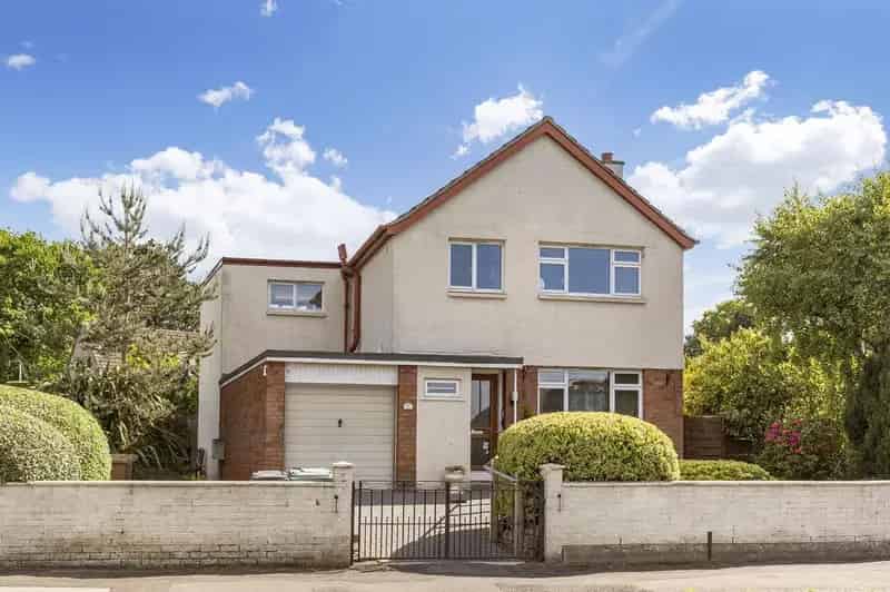 4 Bedroom Detached House for Sale in Colinton