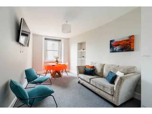 3 Bedroom Flat for Sale in Edinburghs Abbeyhill