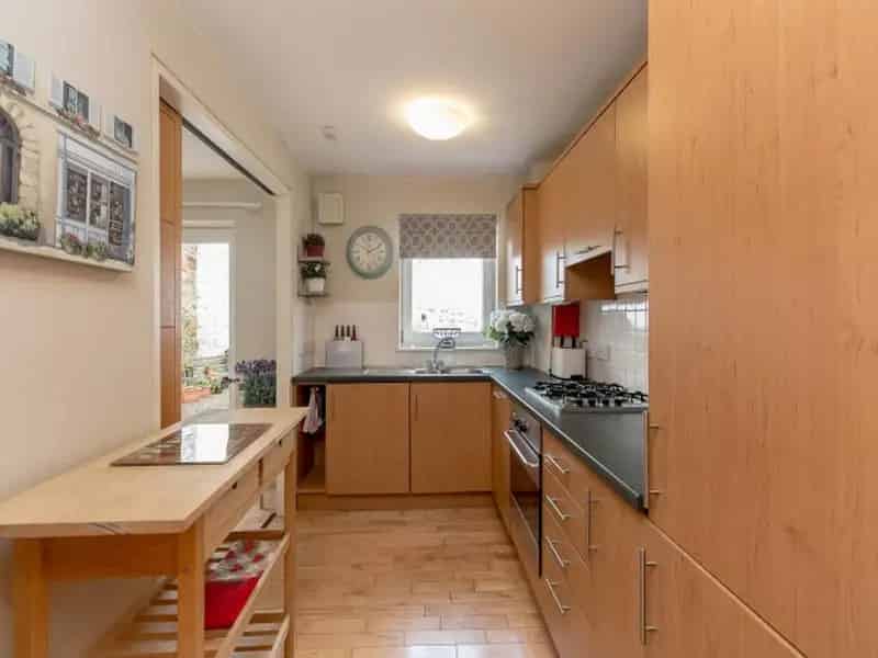 2 Bedroom City Centre Apartment Edinburgh with Private Parking