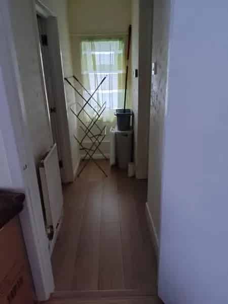 1 Bedroom Flat Upstairs with Communal Garden and Parking