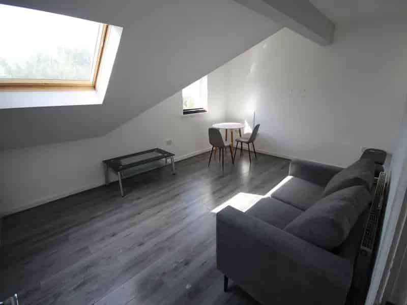 2 Bedroom Furnished Apartment Bradford Good Commuting Links
