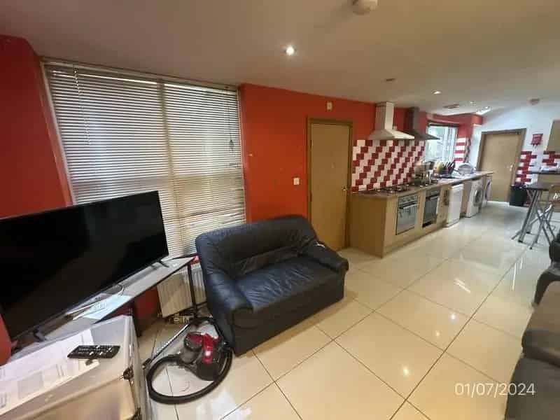 1 Bedroom Flat Share Near Amenities and Transport