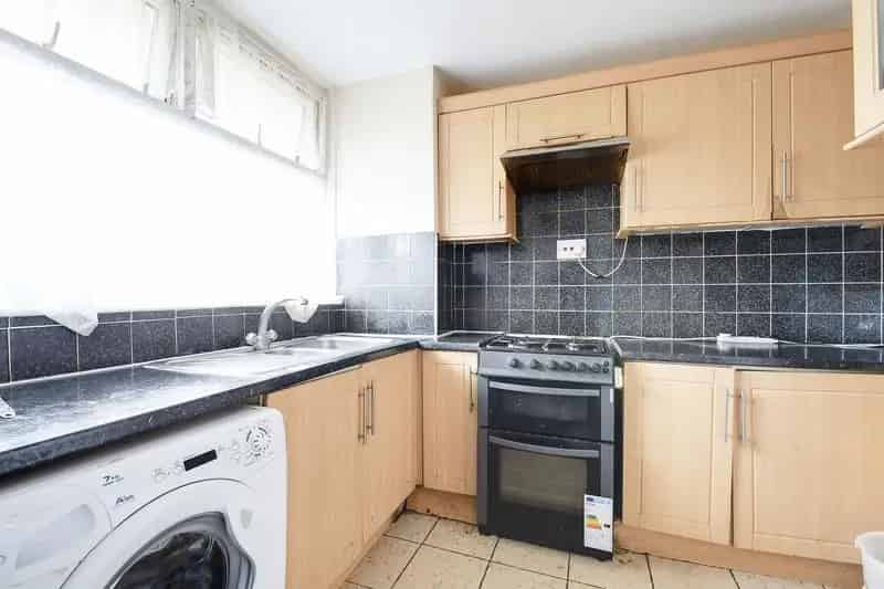 3 Bedroom Maisonette E9 - Spacious Family Home with Private Balcony
