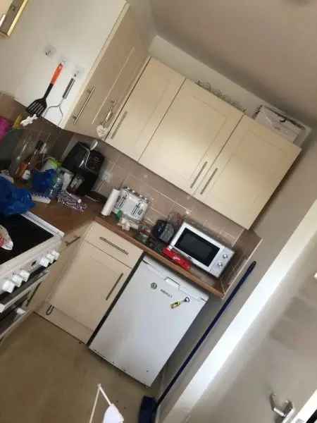 Flat For Rent in Guildford, England