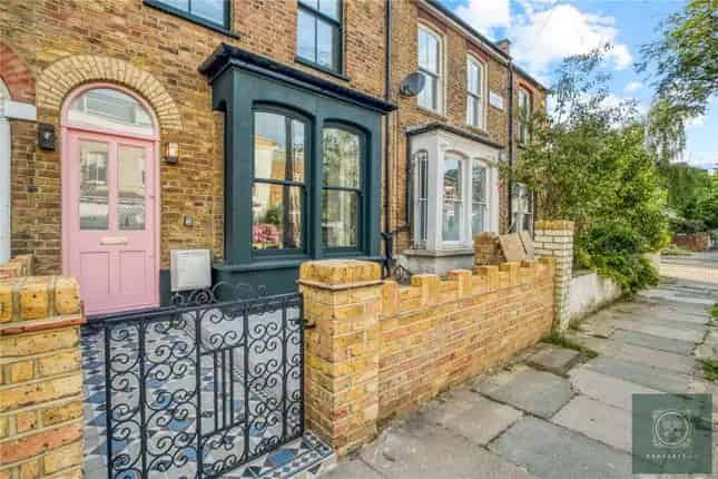 4-Bedroom House for Sale in Highbury London