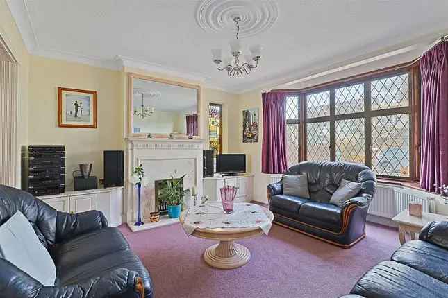 5 Bedroom Detached House for Sale in Chingford