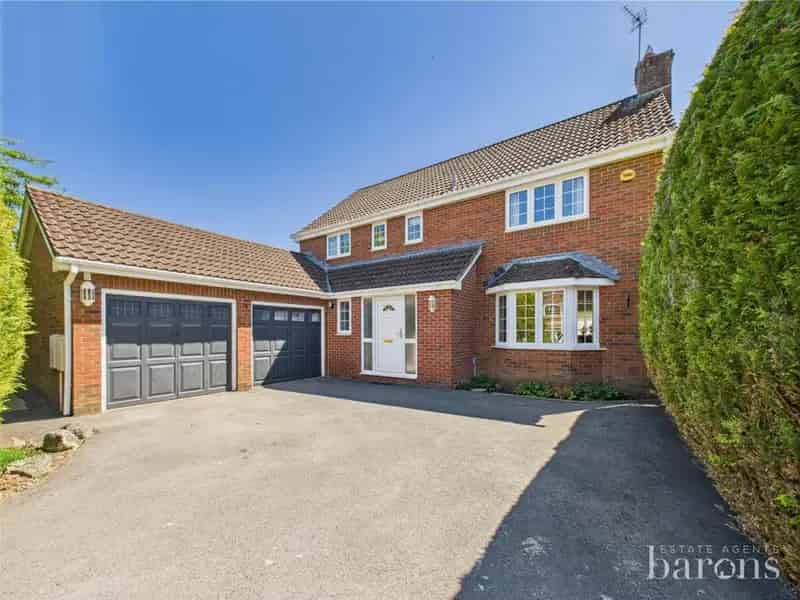 4 bedroom detached house for sale