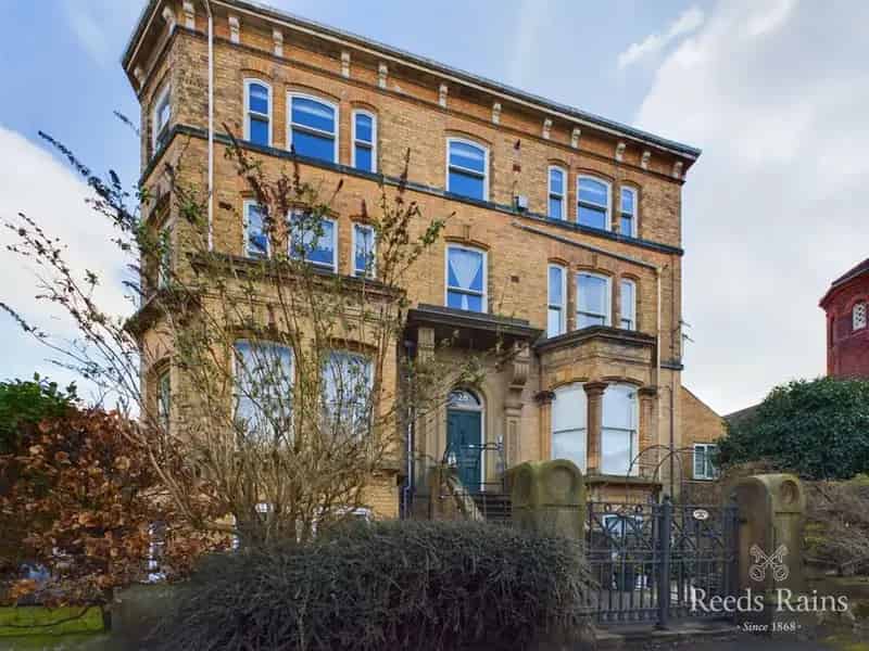 2 Bedroom Garden Flat for Sale Scarborough