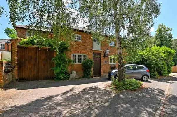 Spacious Converted Coach House in Englefield Green