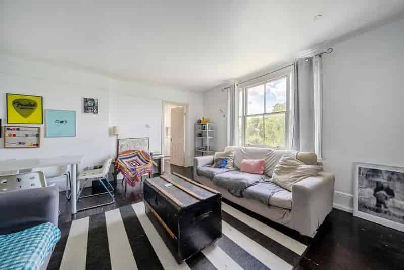 Spacious 3-Bedroom Victorian Conversion Near Transport Links