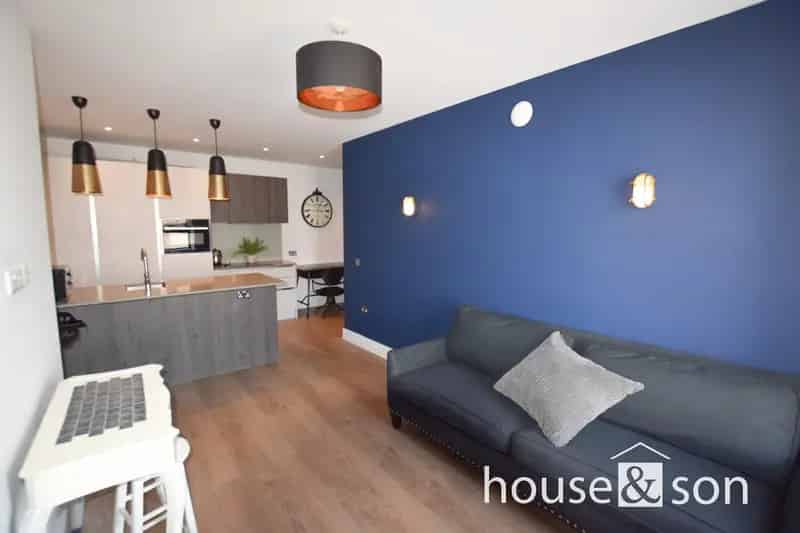 2 Bedroom Furnished Apartment Near Town Centre and Cliff Top