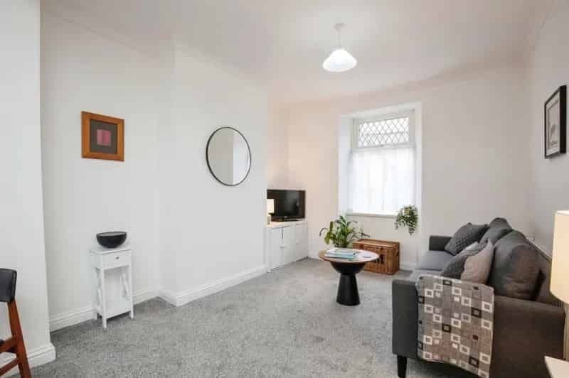 3 Bedroom Terraced House Near A470 and M4