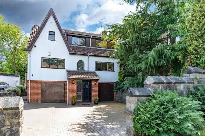Three Bedroom Detached Family Home with Two Garages and Garden