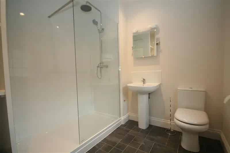 Stamford Town Centre Apartment - Permit Parking Available