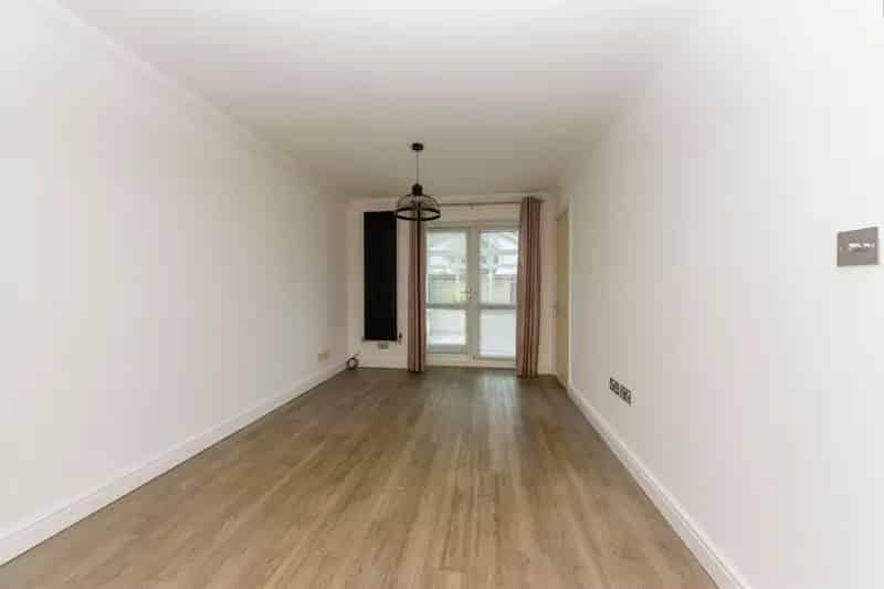 4 Bedroom Townhouse with Conservatory and Garage