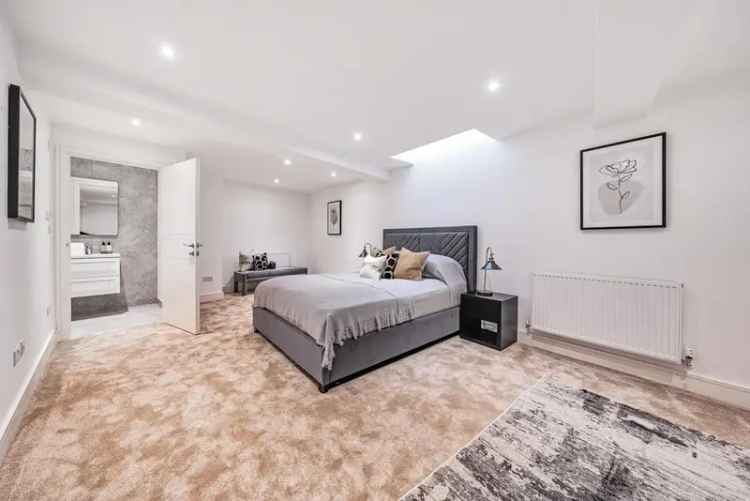 Flat For Sale in London, England