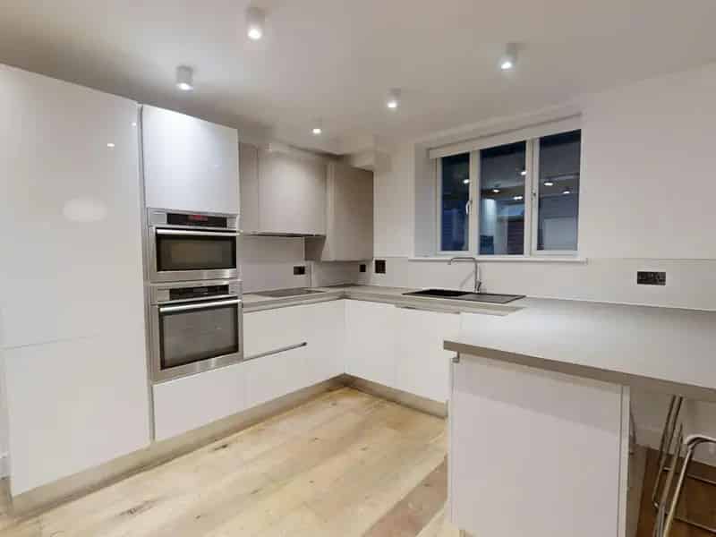 Three Double Bedroom Apartment Victorian Conversion Private Garden Parking