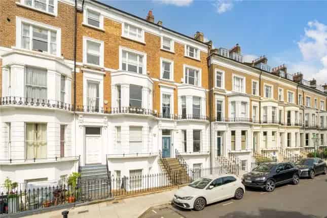 3 Bedroom Flat for Sale in St James's Gardens London W11
