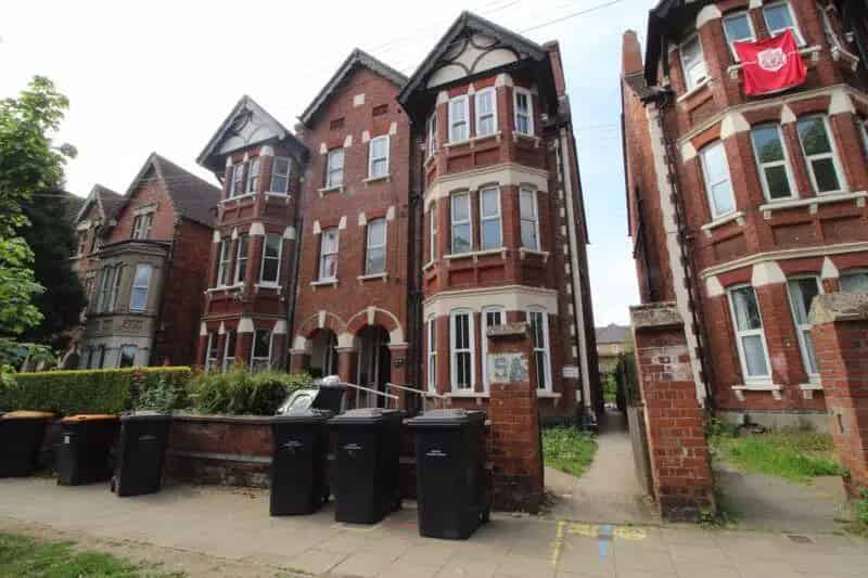 Modern Studio Apartment in Bedford Town Centre