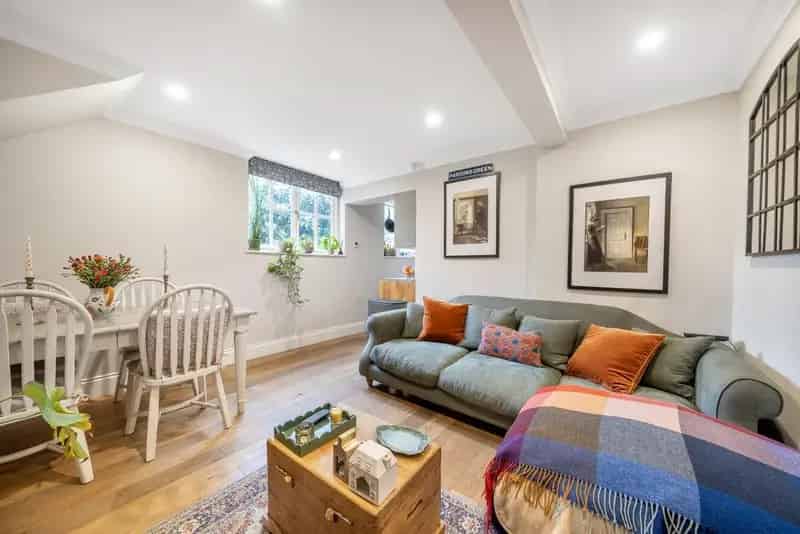 2-Bed Ground Floor Garden Flat  Elegant Period Conversion
