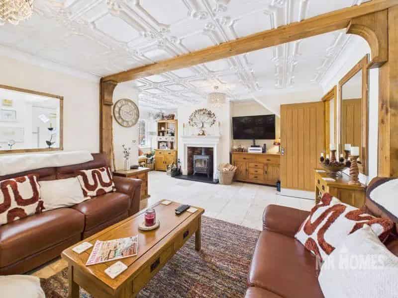 5 Bed Detached House with Annex For Sale