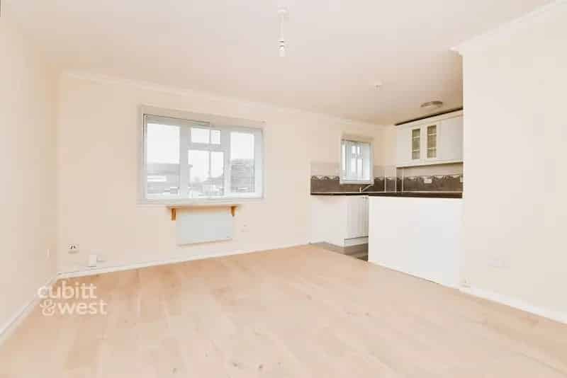 1 Bedroom Apartment to Rent - Ground Floor Flat with Parking