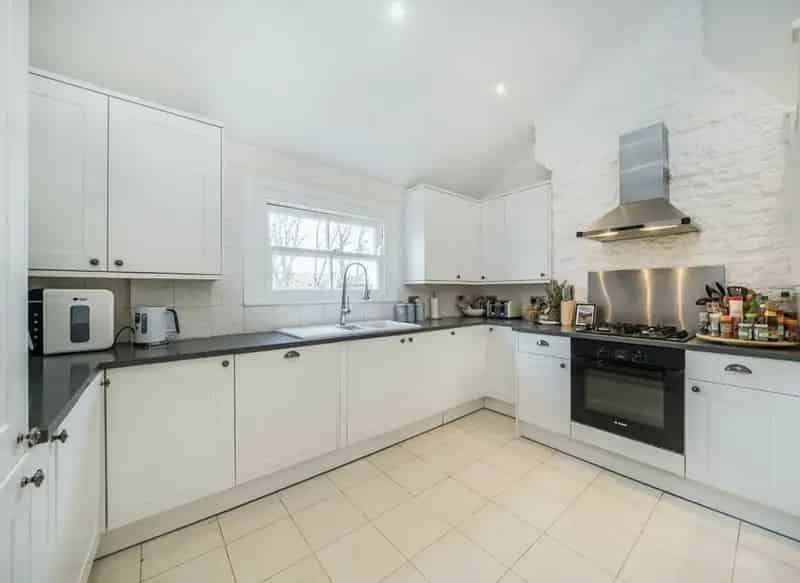 Spacious 2-Bed Split Level Apartment Near Tooting Bec
