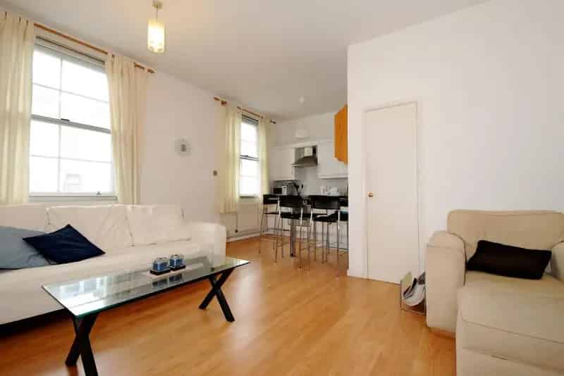 Spacious One Double-Bedroom Apartment in Converted Building