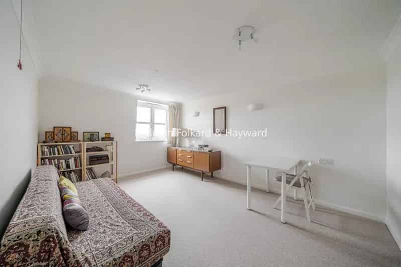 One Bedroom Flat for Rent in Over 55s Block
