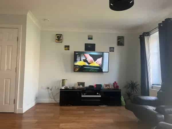 3 Bedroom Semi Detached House Good Size Garden