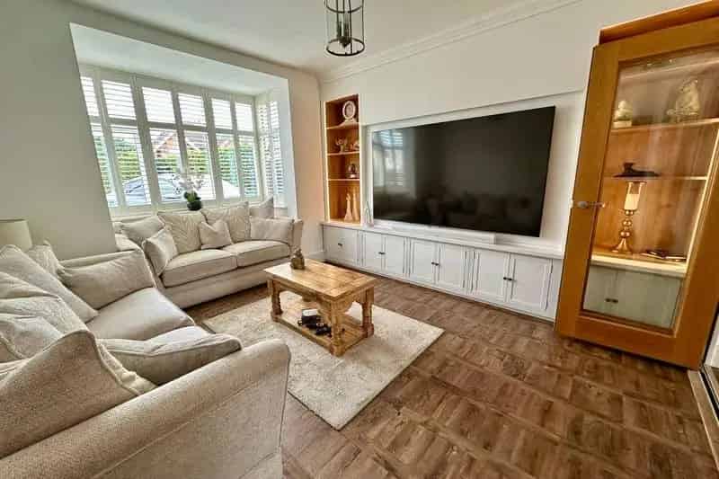 3 Bed Detached House For Sale Mytchett