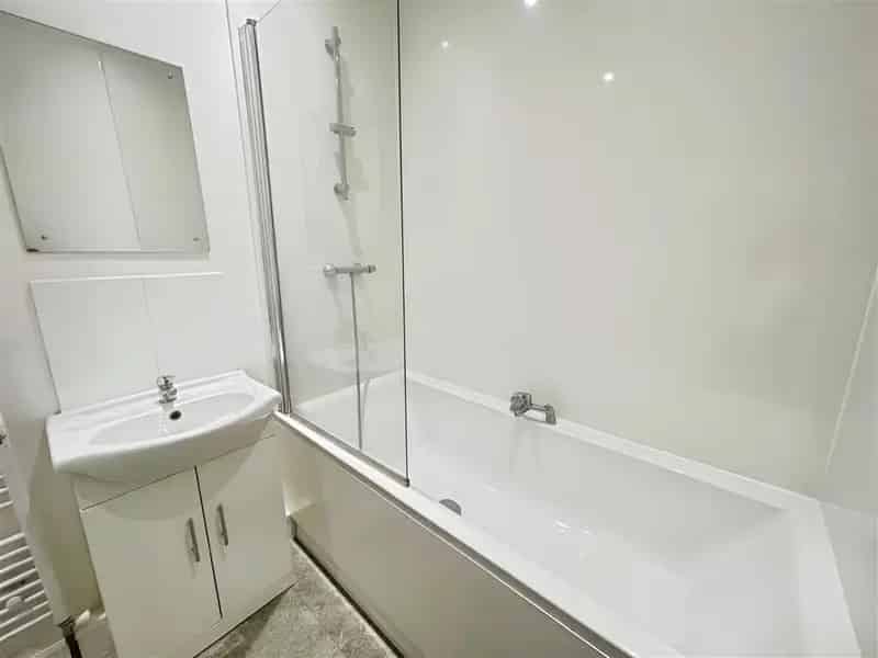 3 Bedroom House Near Transport Links and Amenities