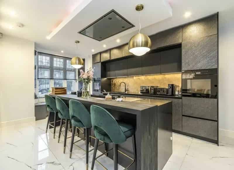 Four Bedroom Detached House with Garden Summer House