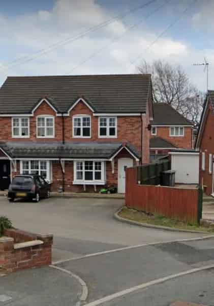 3 Bedroom New Build House Near Schools and Train Station