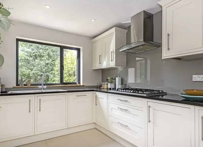 Spacious 4-Bedroom Detached House with Garden and Workshop