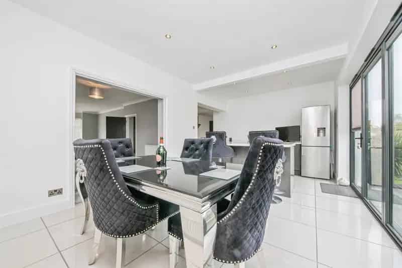 4 Bed House with Modern Kitchen and Garden