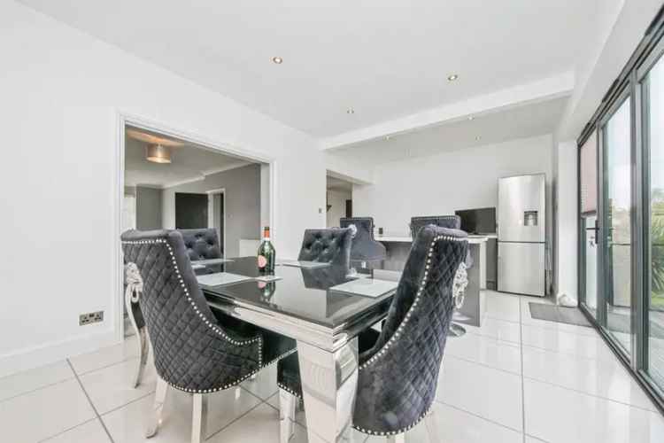 4 Bed House with Modern Kitchen and Garden