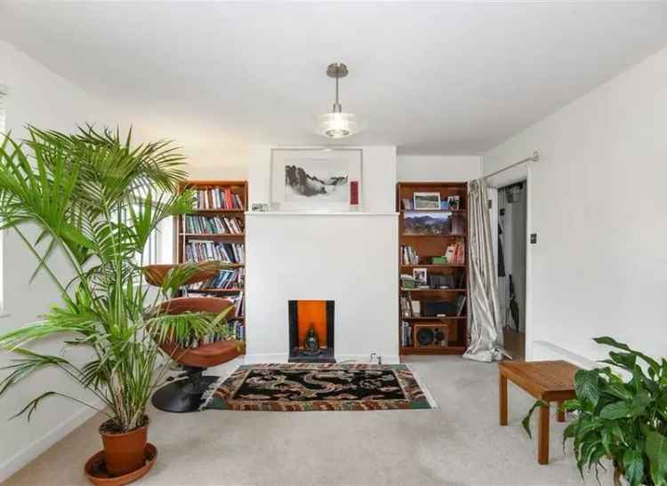 Flat For Sale in Temple Road, London, England