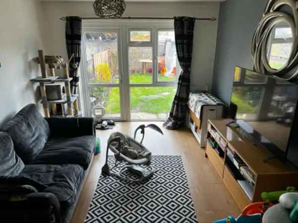 Flat For Rent in Elmbridge, England