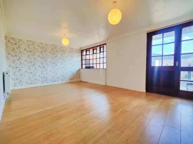 3 Bedroom House Double Garage Modern Kitchen Family Home