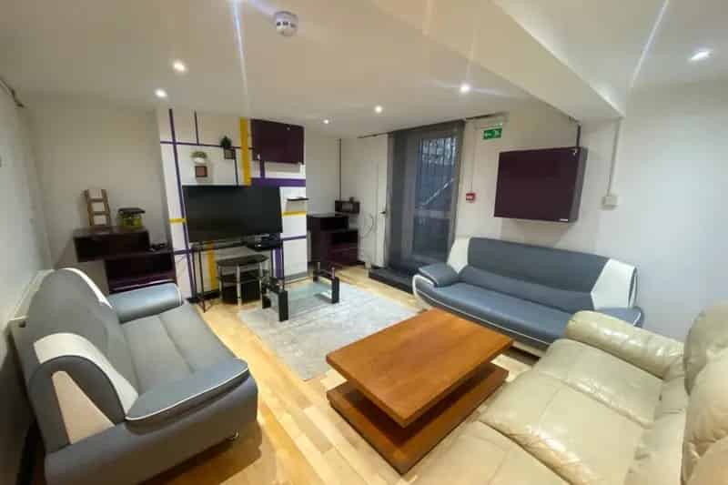 6 Bedroom House Hyde Park Zero Deposit Available