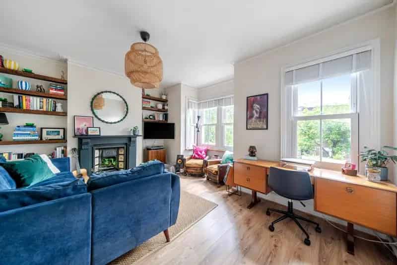Two Double Bedroom Split Level Flat with Private Balcony and Garden