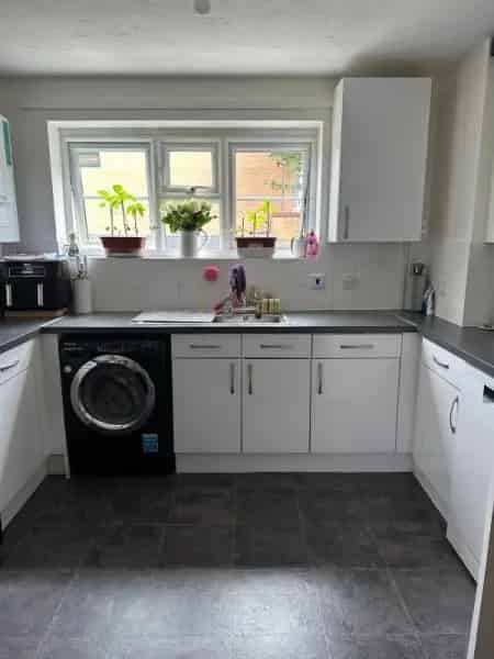 3 Bed Semi-Detached House with Garden and Parking
