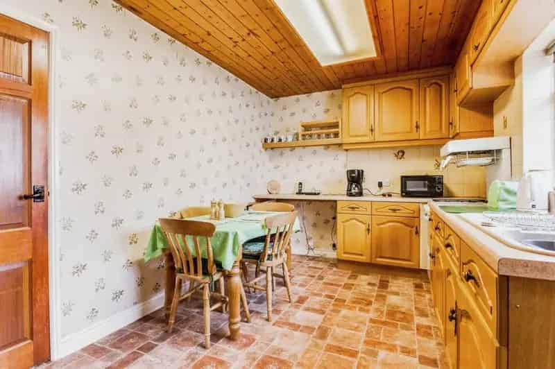 3 Bedroom Detached House for Sale Briestfield WF12