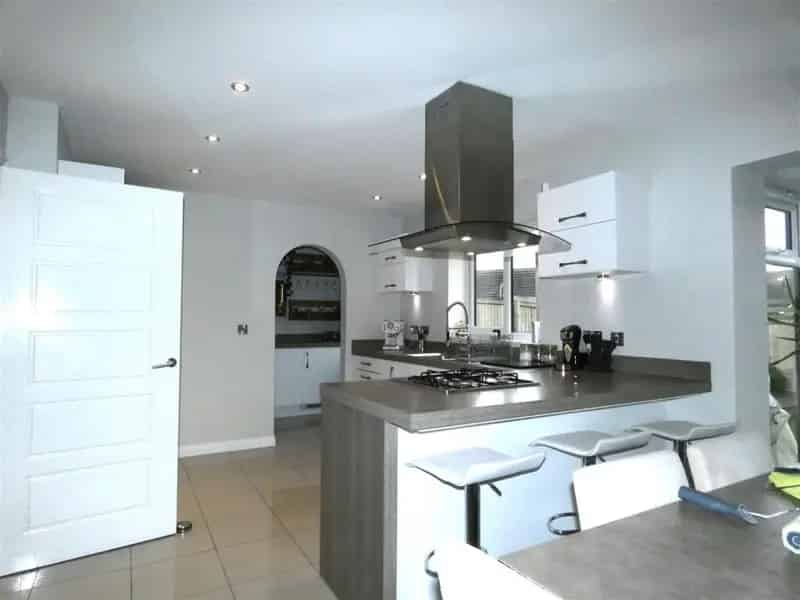 4 Bedroom Detached House Near Amenities and Schools