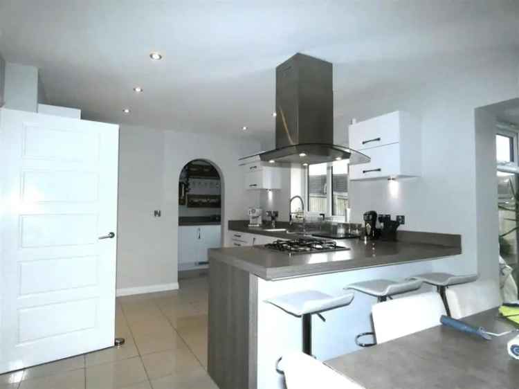 4 Bedroom Detached House Near Amenities and Schools