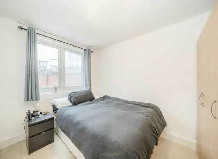 One Bedroom Garden Flat Clapham High Street Chain Free