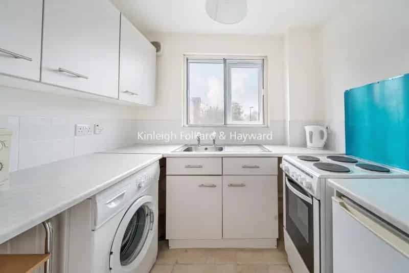 Chain Free Studio Flat First Floor Separate Kitchen