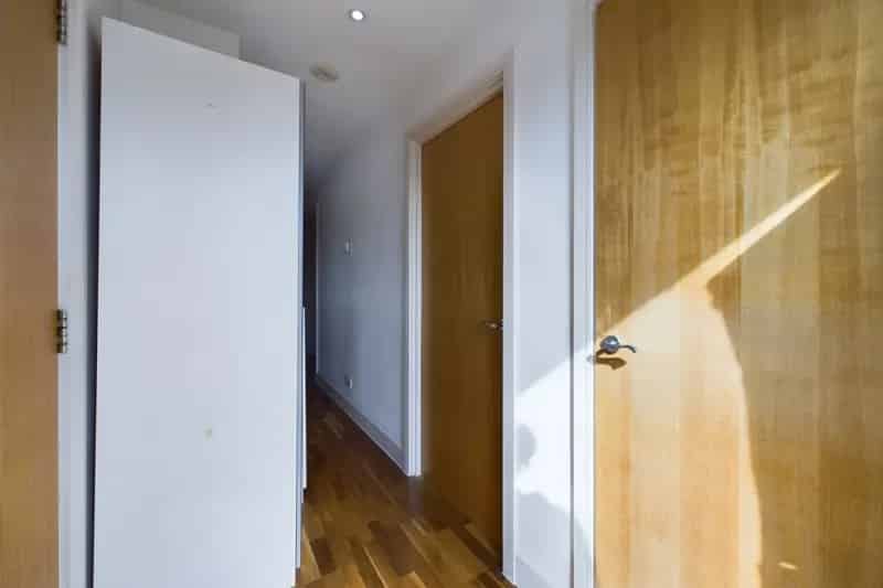 2 Bedroom Canary Wharf Apartment with Balcony Gym and Concierge