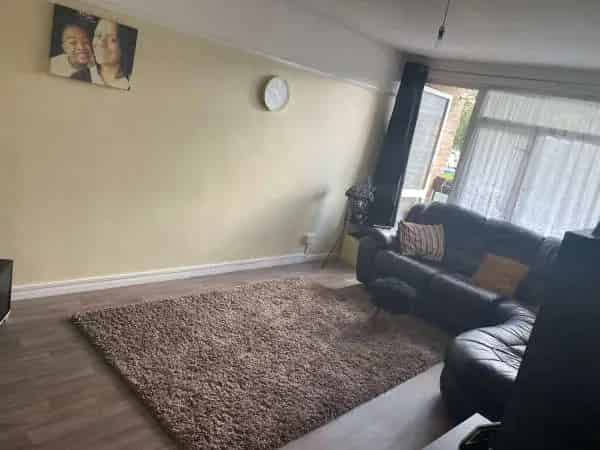 1st Floor Flat Newly Decorated with New Kitchen and Big Bedrooms